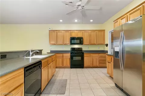 Kitchen - 3625 Laughlin Blvd, Laughlin, NV 89029 photo 13 of 13