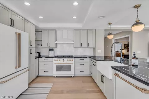 8189 Sedona Sunrise Dr, Las Vegas, NV 89128