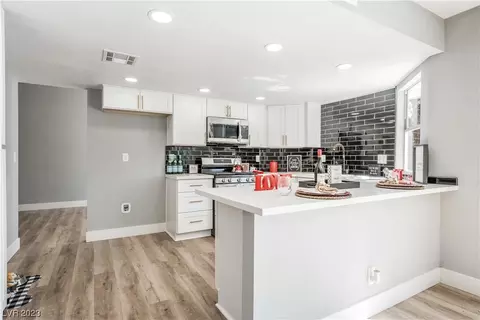 980 Looking Glass Ln, Las Vegas, NV 89110