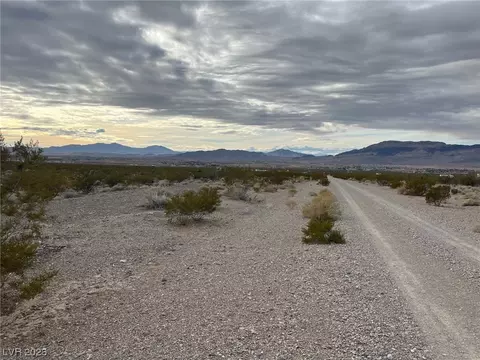 2880 E Condor Dr, Pahrump, NV 89060