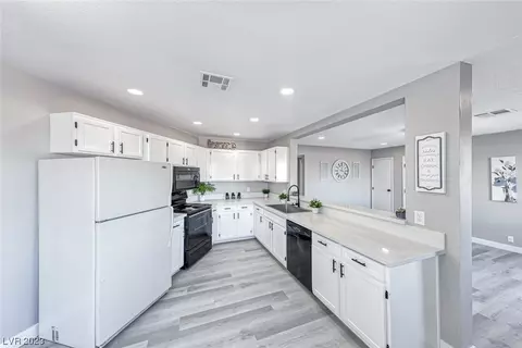 5071 Pioneer Ave #202, Las Vegas, NV 89146