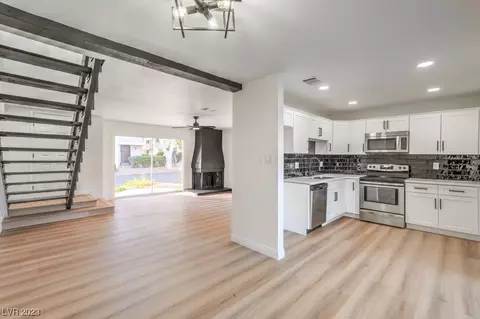 678 Fernwood Ln, Las Vegas, NV 89169