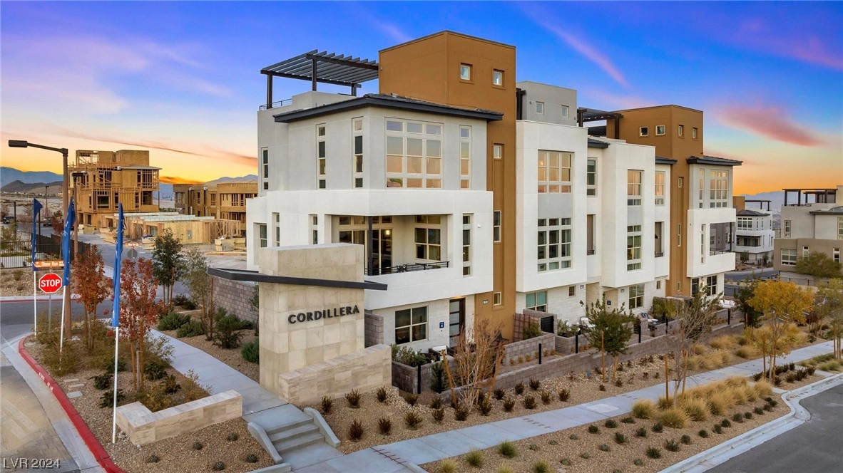 639 Spotted Falcon St  