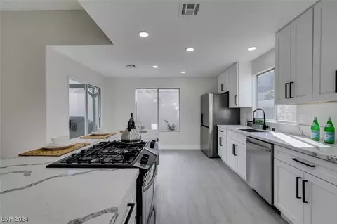 433 Nancy Dr, Henderson, NV 89015