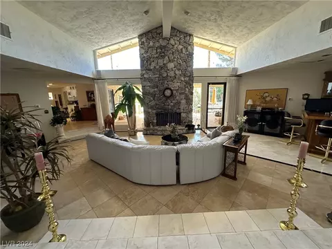 3860 Mcleod Dr, Las Vegas, NV 89121