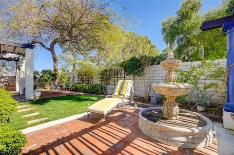 40 Hummingbird Ln, Henderson, NV 89014