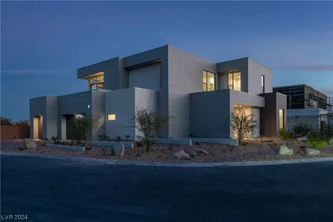 8 Hawkeye Ln, Las Vegas, NV 89135