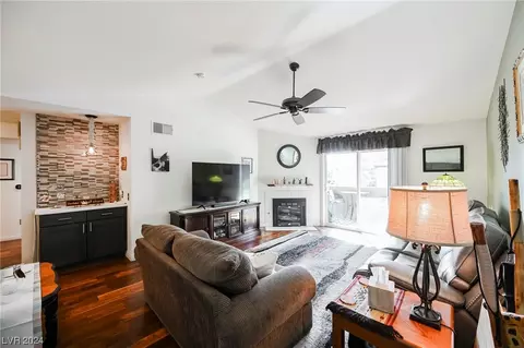 231 W Horizon Ridge Pkwy #2423, Henderson, NV 89012
