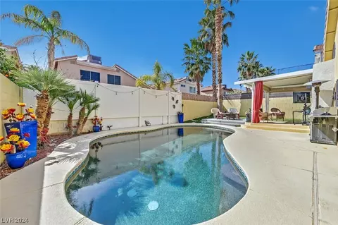 8725 Country Pines Ave, Las Vegas, NV 89129