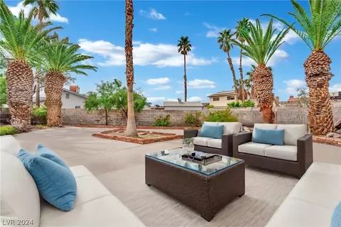 6710 Redwood Cir, Las Vegas, NV 89103