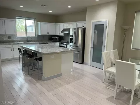 300 Woodland Moss Rd, Las Vegas, NV 89148