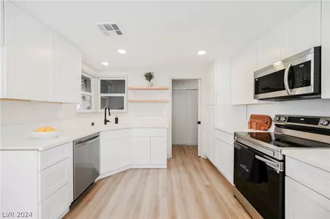 22 Diamond Cir, Las Vegas, NV 89106