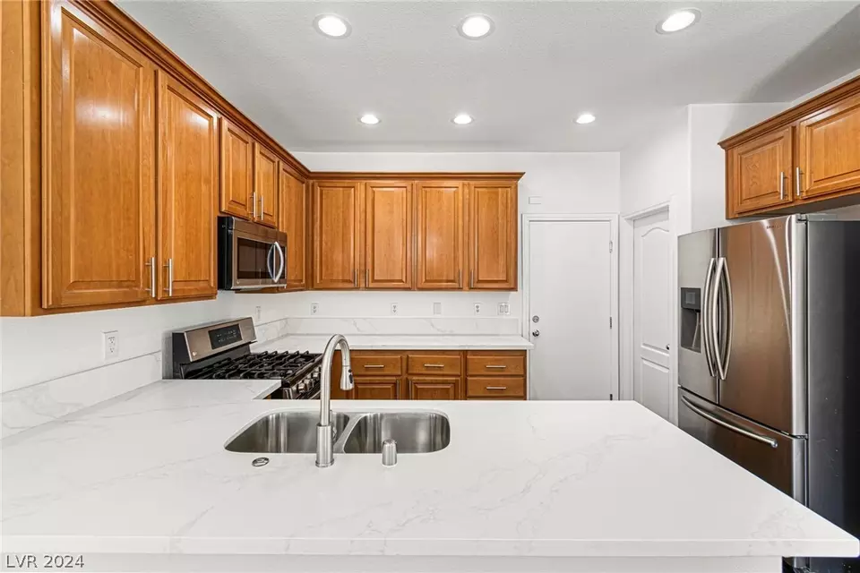Kitchen - 9321 Colorful Rainbow Ave, Las Vegas, NV 89166 photo 6 of 7