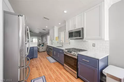 Kitchen - 2795 Sunken Ship St, Laughlin, NV 89029 photo 4 of 6