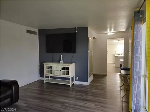 5137 Newton Dr, Las Vegas, NV 89122
