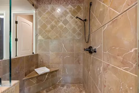 Bath - 2289 Candlestick Ave, Henderson, NV 89052 photo 4 of 12
