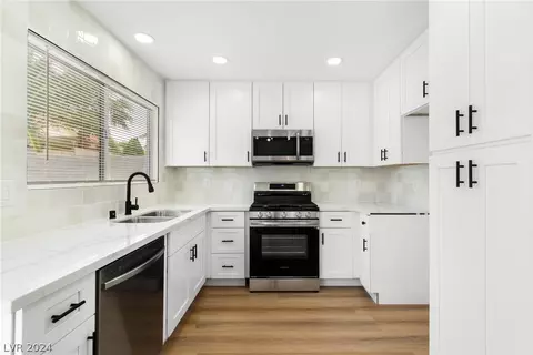 735 Thousand Oaks Dr, Las Vegas, NV 89123