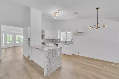 713 Chimney Rock Dr, Henderson, NV 89002