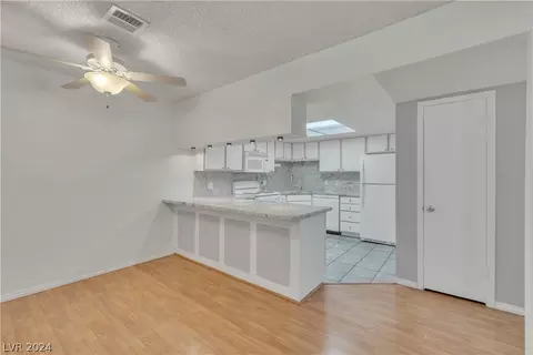 5905 Smoke Ranch Rd #B, Las Vegas, NV 89108