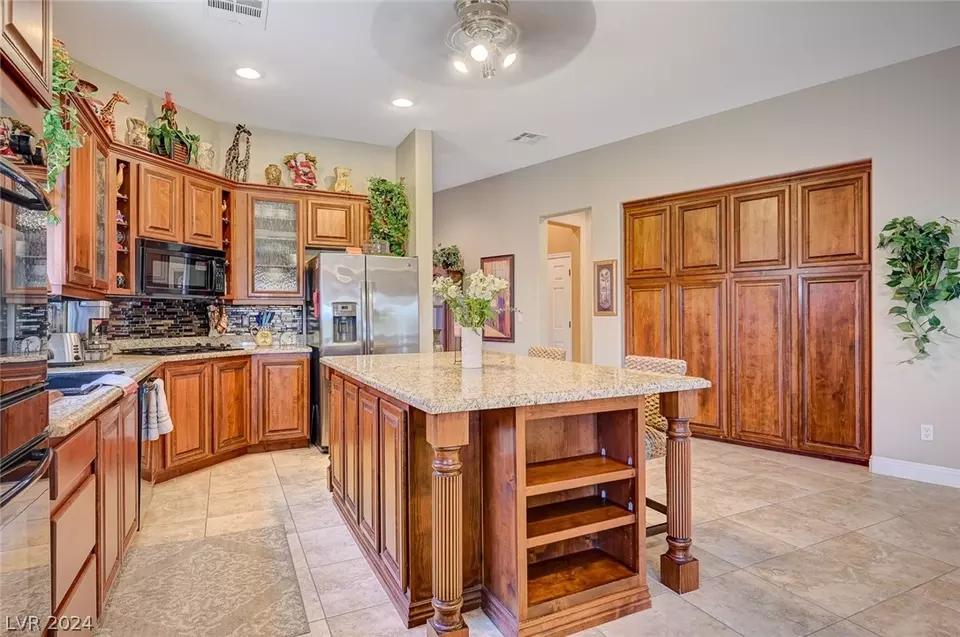 Kitchen - 1011 Via Calderia Pl, Henderson, NV 89011 photo 4 of 7