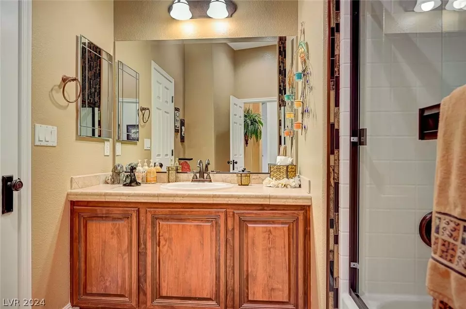 Bath - 1011 Via Calderia Pl, Henderson, NV 89011 photo 3 of 4