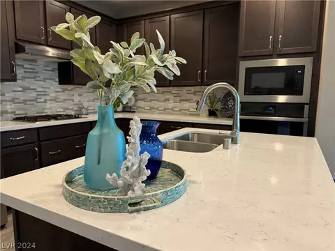 Kitchen - 916 E Sunset Rd, Henderson, NV 89011 photo 4 of 4