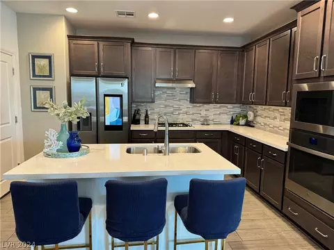 Kitchen - 916 E Sunset Rd, Henderson, NV 89011 photo 3 of 4