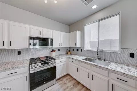 7702 Hampton Willows Ln, Las Vegas, NV 89113