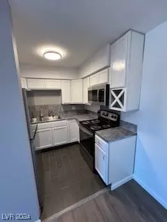 585 S Royal Crest Cir #19, Las Vegas, NV 89169