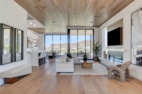 644 Scenic Cliff Dr, Henderson, NV 89012