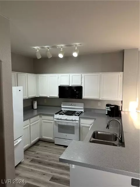 1830 N Buffalo Dr #2040, Las Vegas, NV 89128