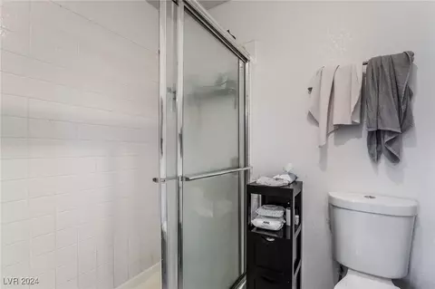 Bath - 1832 Ruby Ln, Henderson, NV 89014 photo 2 of 4
