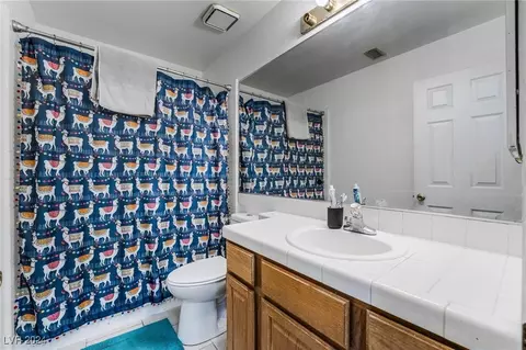 Bath - 1832 Ruby Ln, Henderson, NV 89014 photo 3 of 4