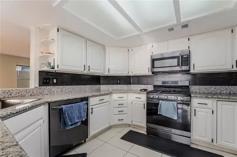 Kitchen - 1832 Ruby Ln, Henderson, NV 89014 photo 2 of 4