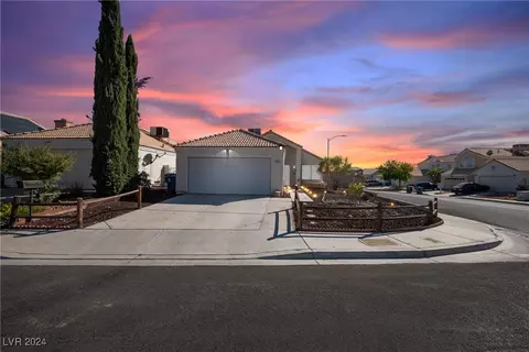 1201 Goldenglow Rd, Las Vegas, NV 89108