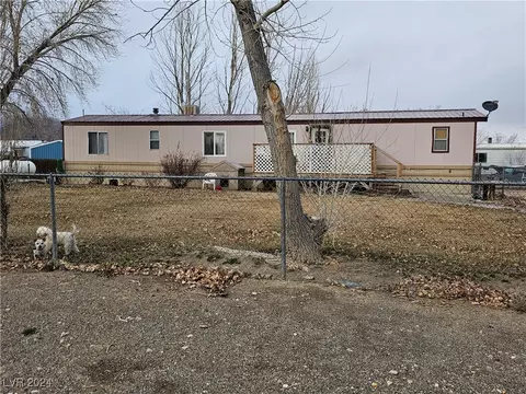 24 Dixie Ct, Round Mountain, NV 89045