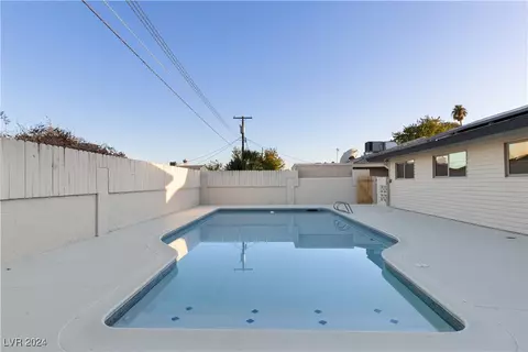18 Jade Cir, Las Vegas, NV 89106