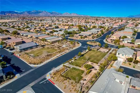 View/Area - 8333 Saddleback Ledge Ave, Las Vegas, NV 89147 photo 8 of 10