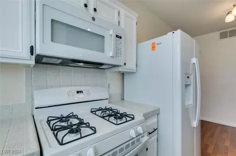 Kitchen - 2201 Ramsgate Dr #424, Henderson, NV 89074 photo 4 of 5