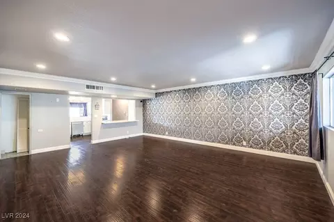 356 E Desert Inn Rd #313, Las Vegas, NV 89109