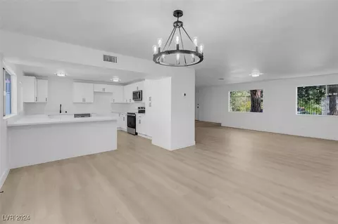 706 Greenbriar Townhouse Way, Las Vegas, NV 89121