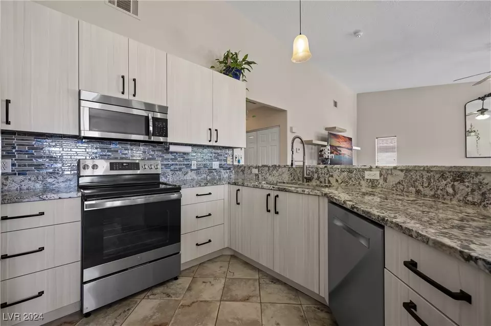 Kitchen - 517 W Mesquite Blvd #424, Mesquite, NV 89027 photo 2 of 5