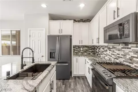 10318 Glimmering Star Dr, Las Vegas, NV 89178