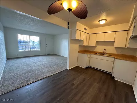 585 S Royal Crest Cir #21, Las Vegas, NV 89169
