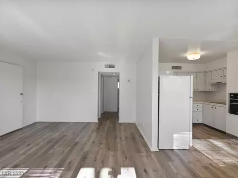 350 E Desert Inn Rd #H208, Las Vegas, NV 89109