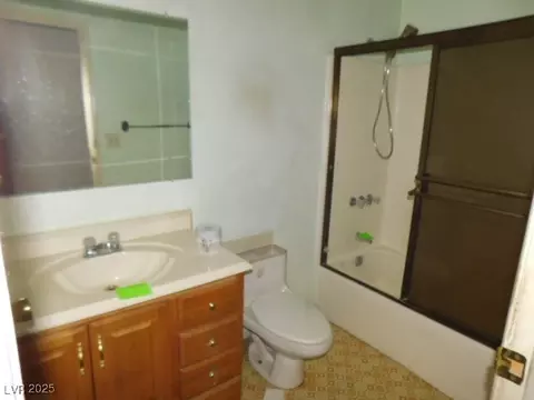 Bath - 3748 Skyline St, Logandale, NV 89021 photo 1 of 2