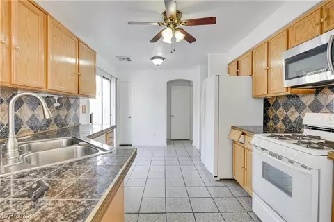 10082 Swimming Hole St, Las Vegas, NV 89183