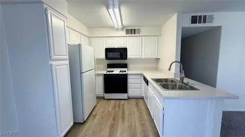 5710 E Tropicana Ave #2112, Las Vegas, NV 89122