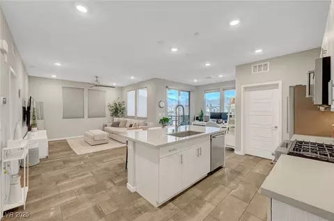 11250 Hidden Peak Ave #208, Las Vegas, NV 89135