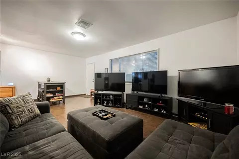 271 Greenbriar Townhouse Way, Las Vegas, NV 89121